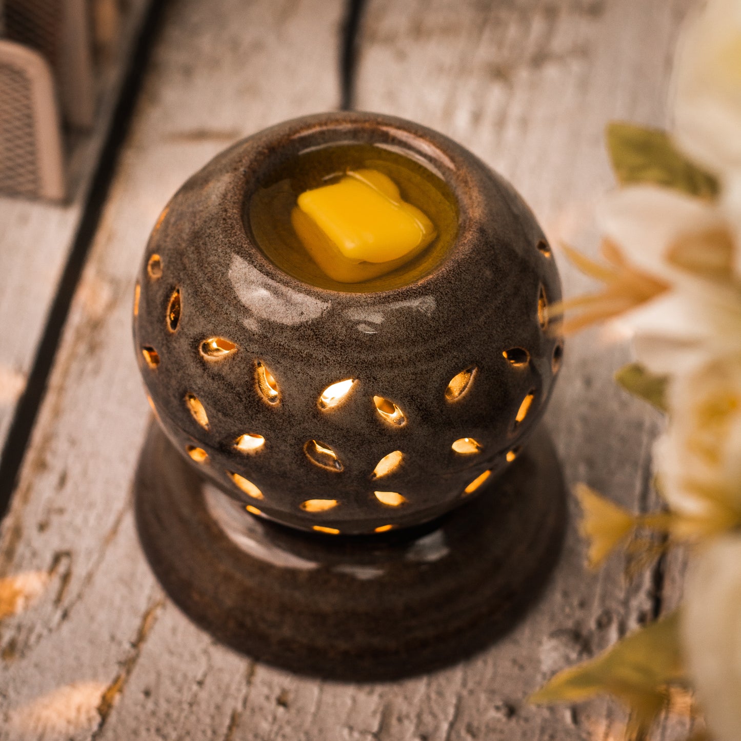 AuraDecor Electric Diffuser Gift Set with 1 Extra Light Bulb and 10 ml Aroma Oil (Rose)