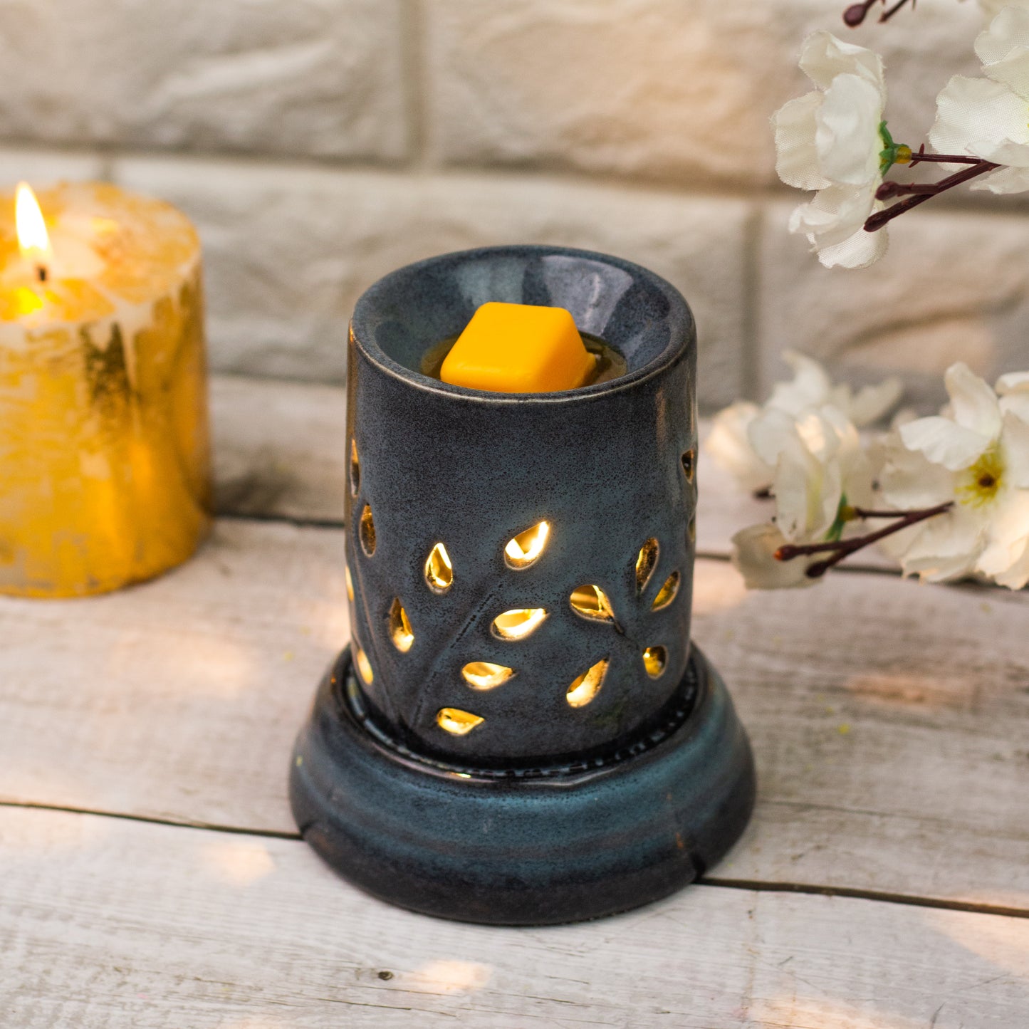 AuraDecor Electric Diffuser Gift Set with 1 Extra Light Bulb and 10 ml Aroma Oil (Rose)