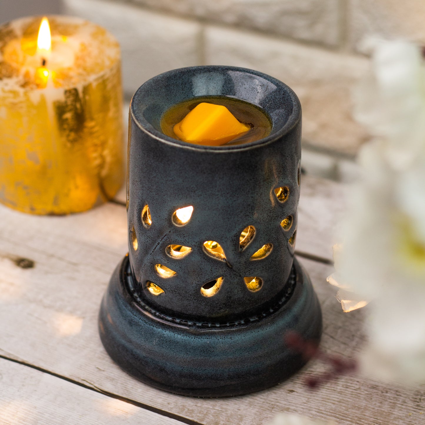 AuraDecor Electric Diffuser Gift Set with 1 Extra Light Bulb and 10 ml Aroma Oil (Rose)