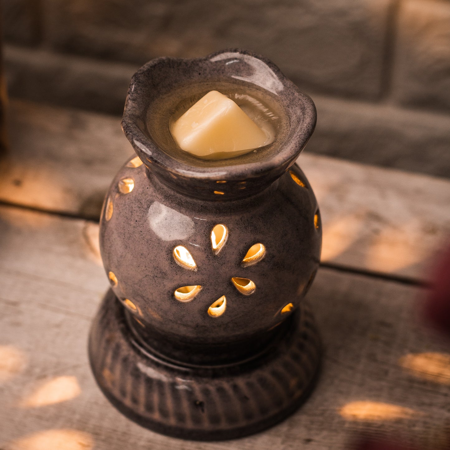 AuraDecor Electric Diffuser Gift Set with 1 Extra Light Bulb and 10 ml Aroma Oil (Rose)