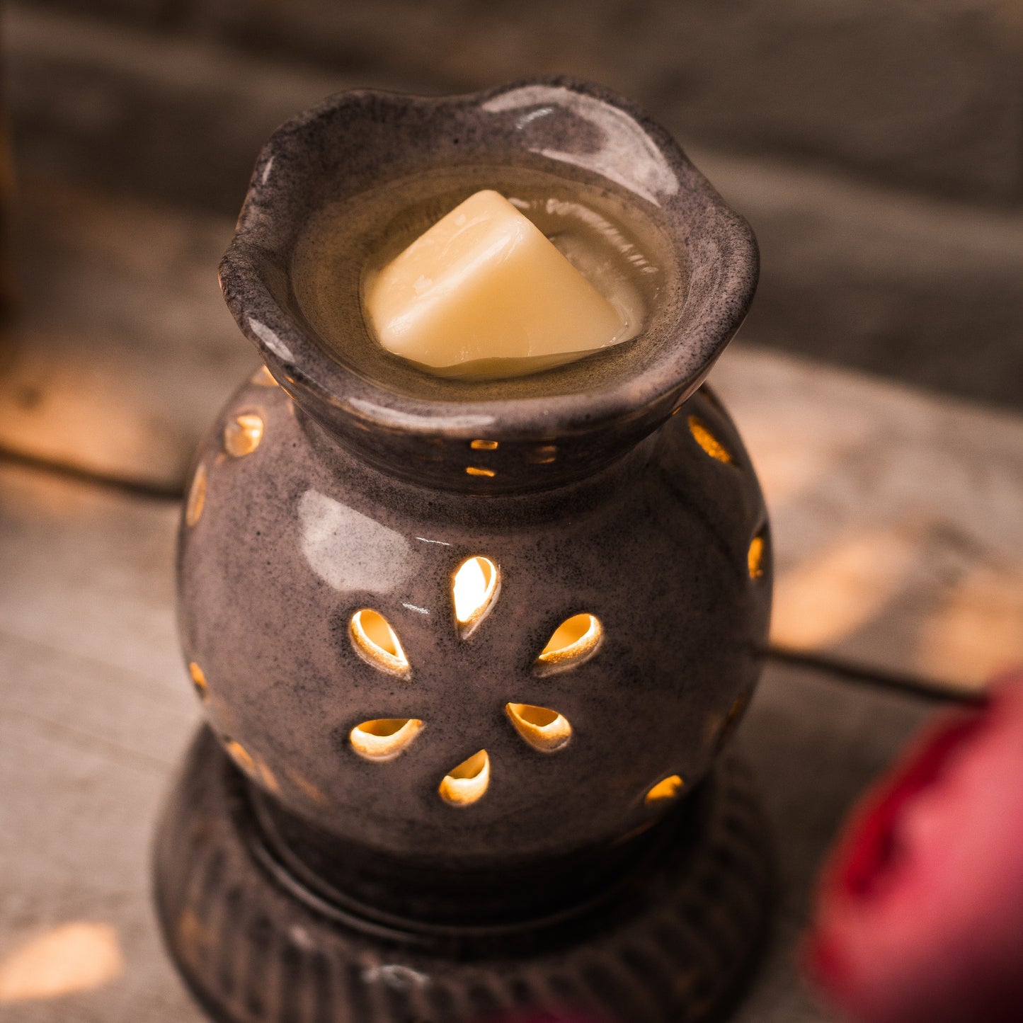 AuraDecor Electric Diffuser Gift Set with 1 Extra Light Bulb and 10 ml Aroma Oil (Rose)